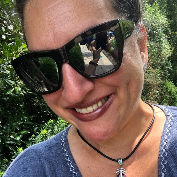 Meet your Posher, Debra - Picture 2 of 3